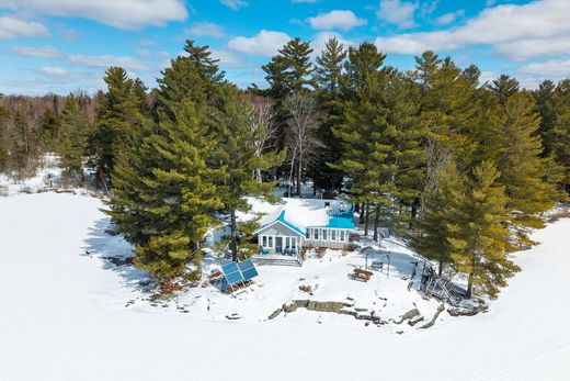 Luxury home in McMurrich, Parry Sound District