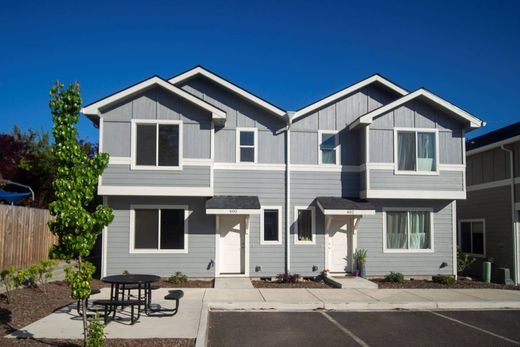 Townhouse in Phoenix, Jackson County