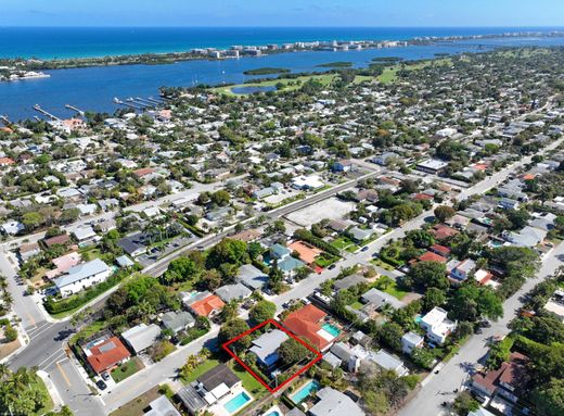 Detached House in Lake Clarke Shores, Palm Beach