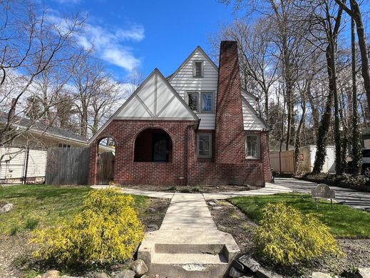Detached House in Huntington, Suffolk County