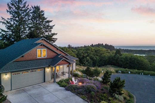 Neskowin, Tillamook Countyの高級住宅