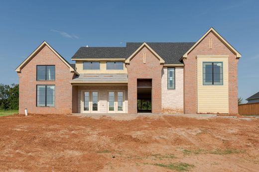 Luxury home in Newcastle, McClain County