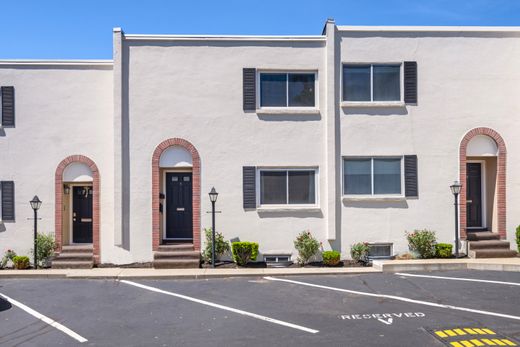 Townhouse in Reading, Middlesex County