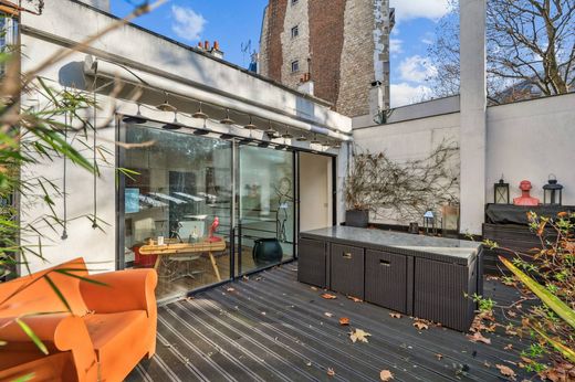 Detached House in Montmartre, Abbesses, Grandes-Carrières, Paris