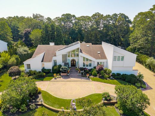 Detached House in Dix Hills, Suffolk County