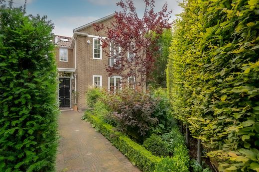 Detached House in London, Greater London