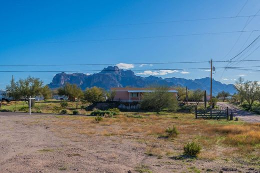Grond in Apache Junction, Pinal County