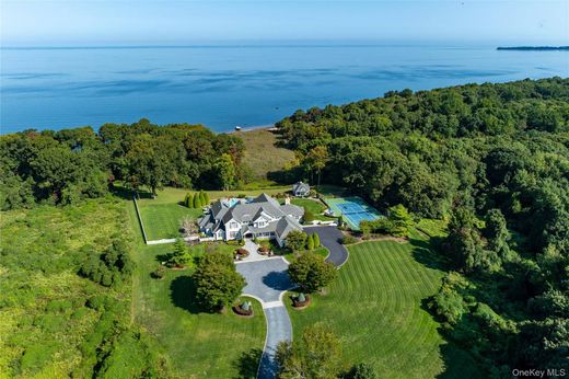 Detached House in Nissequogue, Suffolk County