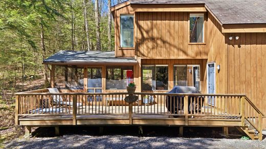 Detached House in Sandisfield, Berkshire County