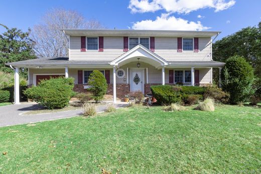 Detached House in Hauppauge, Suffolk County