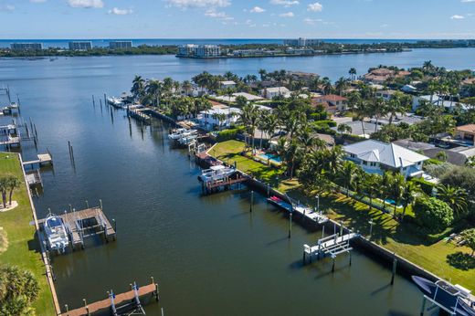 Detached House in Lake Clarke Shores, Palm Beach