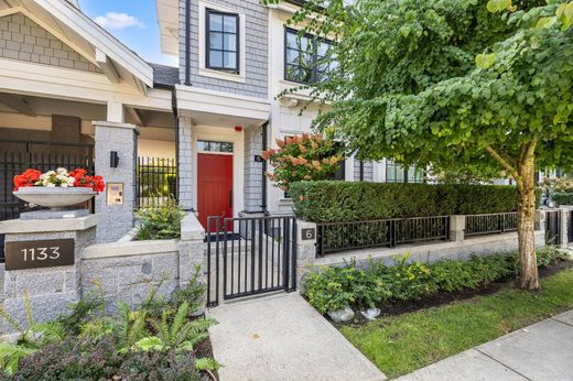 ‏בית בעיר ב  North Vancouver, Metro Vancouver Regional District
