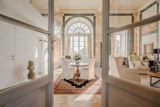 Apartment / Etagenwohnung in Fino Mornasco, Provincia di Como