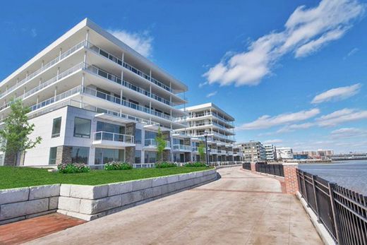 Apartment for rent per month in Edgewater