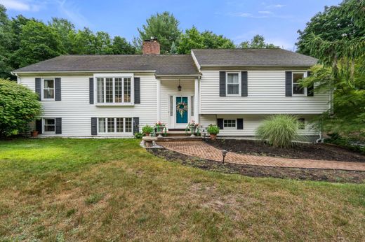 Detached House in Lynnfield, Essex County