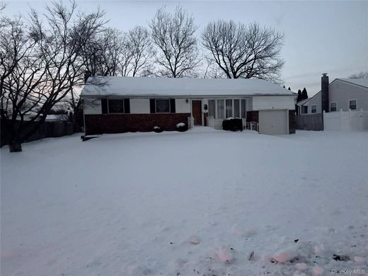Detached House in Commack, Suffolk County