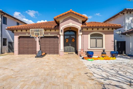 Luxury home in Miami Springs, Miami-Dade