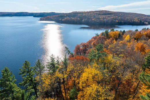 Участок, Huntsville, Ontario