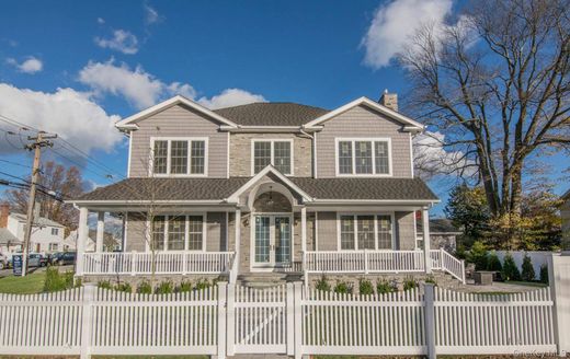 Detached House in Glen Cove, Nassau County