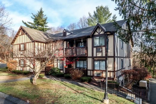 Detached House in Brookfield, Fairfield County