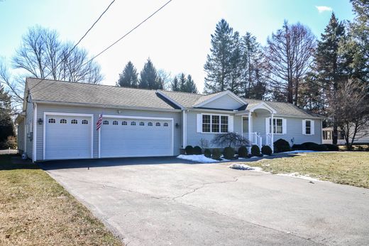 Detached House in Trumbull, Fairfield County