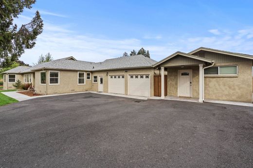 Luxury home in Grants Pass, Josephine County