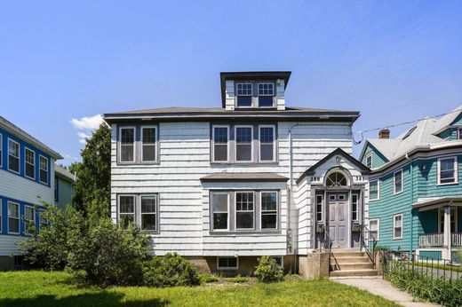 Luxury home in Newton, Middlesex County