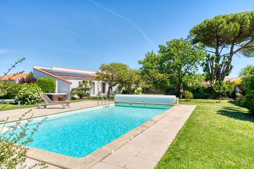 Detached House in Dompierre-sur-Mer, Charente-Maritime
