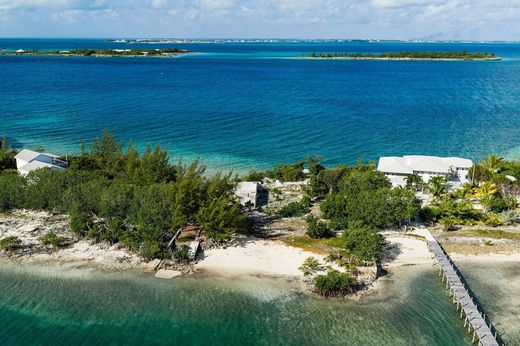 Luxury home in Man of War Cay Settlement, Hope Town District