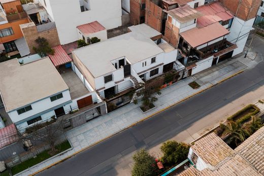 أرض ﻓﻲ ليما, Lima