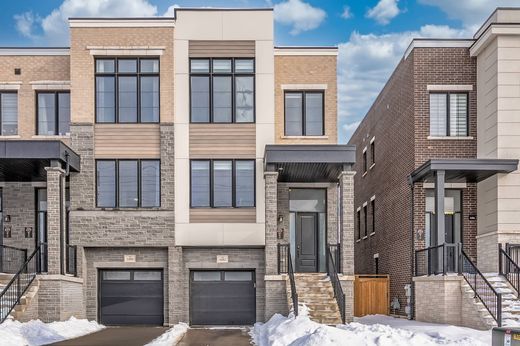Townhouse in Oakville, Ontario