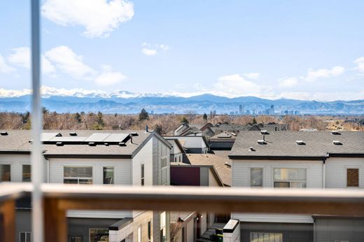 Townhouse in Aurora, Adams County