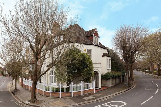 Detached House in London, Greater London
