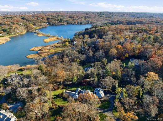 Detached House in Mill Neck, Nassau County