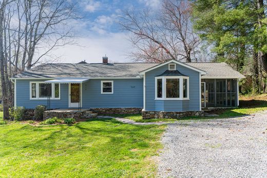 Detached House in Hendersonville, Henderson County