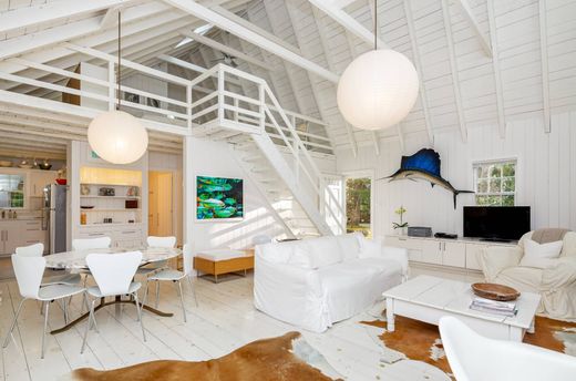 Detached House in Wainscott, Suffolk County