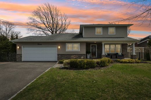 Detached House in Sayville, Suffolk County
