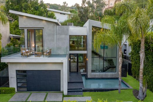 Luxuosa casa em Beverly Hills cercada pela natureza exuberante!