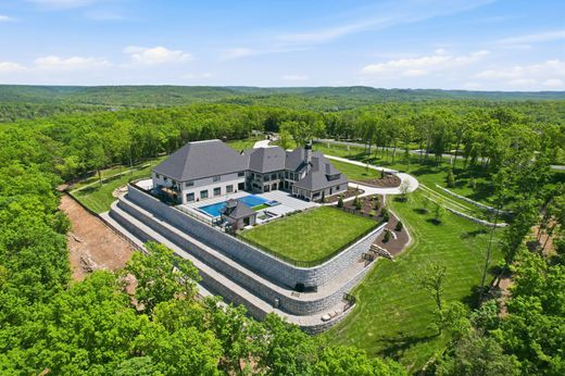 Luxury home in Saddlebrooke, Christian County