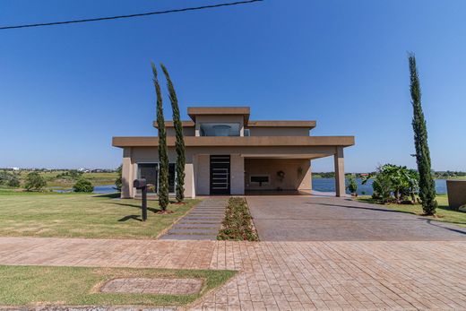 Hernandarias, Departamento del Alto Paranáの一戸建て住宅