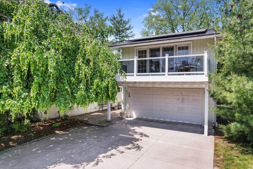 Detached House in West Bloomfield Township, Oakland County