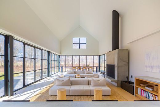 Detached House in Bridgehampton, Suffolk County