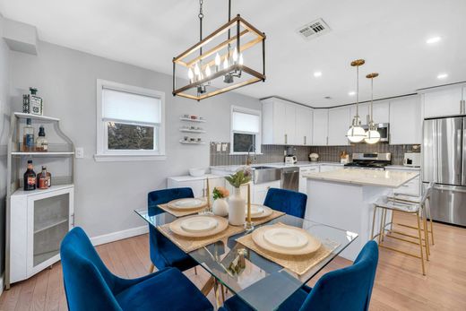 Detached House in Bloomfield, Essex County