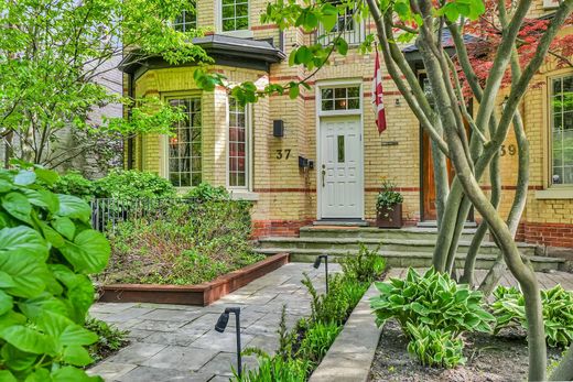 Semidetached House in Toronto, Ontario