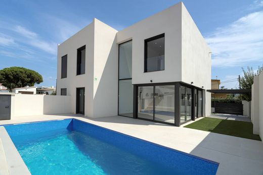 Semidetached House in Empuriabrava, Province of Girona