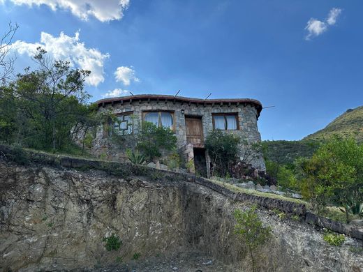 Detached House in Bernal, Ezequiel Montes