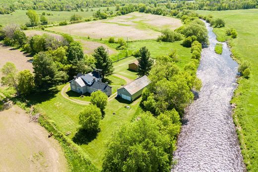 Dom jednorodzinny w Hinchinbrooke, Montérégie