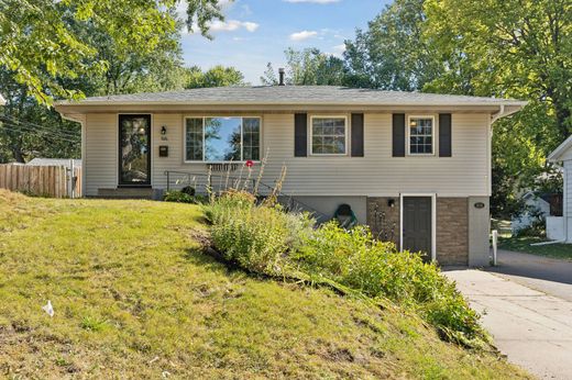 Vrijstaand huis in Golden Valley, Hennepin County