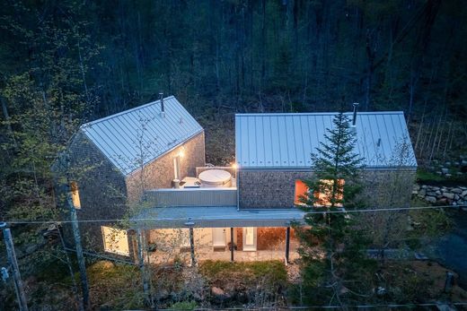 Detached House in Orford, Quebec