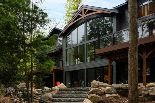 Detached House in Muskoka Falls, Ontario